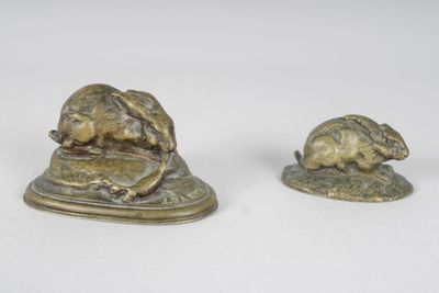 lièvres : deux petits bronzes d'après Barye.