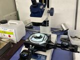 un microscope posé sur une table