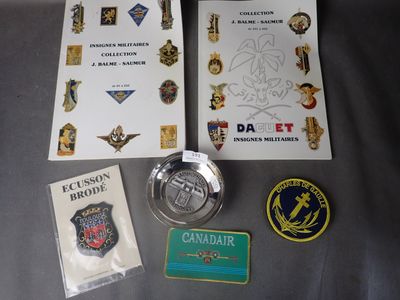 plein de badges et un livre posés sur une table