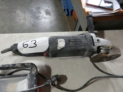 une machine posée sur une table sur laquelle est inscrit un chiffre