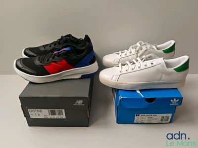 trois paires de baskets blanches et noires posées sur une boîte