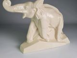 une statue d'éléphant blanc posée sur une table