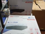 Dans un magasin, deux boîtes sont empilées l'une sur l'autre