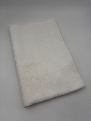 Nappe en lin fin à décor réticulé.