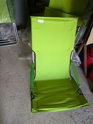 une chaise verte qui se trouve dans une pièce