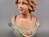 une statue de femme avec un chapeau sur la tête