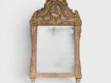 une image d'un miroir avec un cadre doré sur un fond blanc