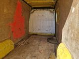une camionnette qui a été vandalisée à la bombe de peinture rouge