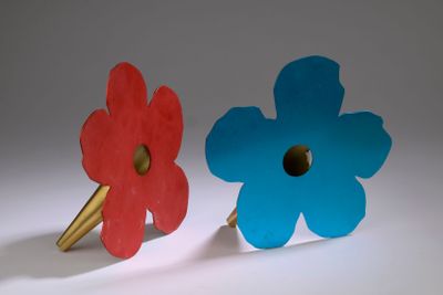 une paire de fleurs rouges et bleues sur un fond blanc