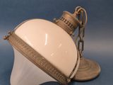 l'image d'une lampe posée sur une table