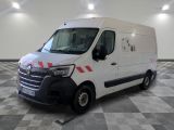 l'image d'une camionnette blanche garée dans un garage