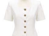 un gros plan sur une veste blanche portée par un mannequin