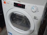une machine à laver posée sur une palette