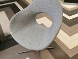 une chaise posée sur le sol de la pièce