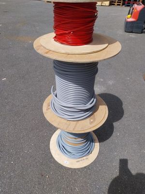 une bobine de fils rouges et bleus sur une bobine en bois