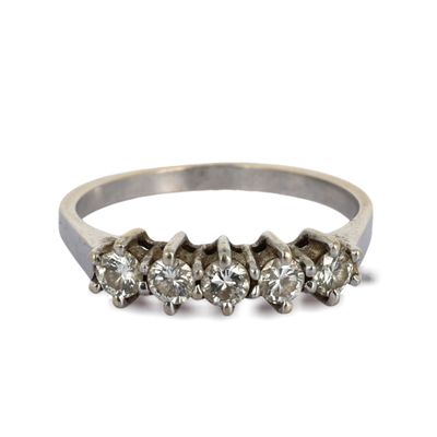 gros plan d'une bague en diamant sur fond blanc