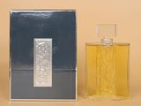 l'image d'un flacon de parfum posé à côté d'une boîte