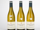 trois bouteilles de vin blanc posées sur une table