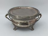 une assiette en argent ancienne avec des poignées et des poignées sur un support