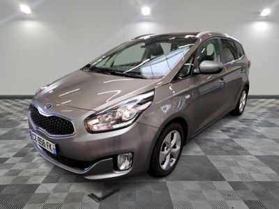 la photo d'une voiture garée dans un garage