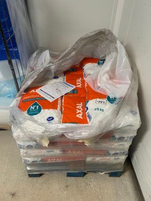 plusieurs paquets de papier toilette sont empilés les uns sur les autres