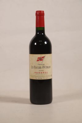 une bouteille de vin posée sur une table