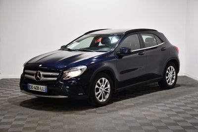 le suv mercedes gla est garé sur un sol en damier