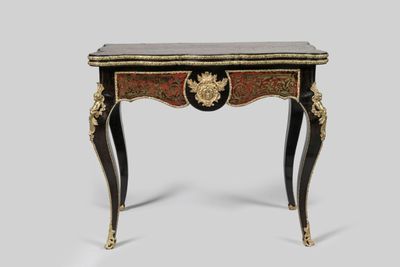 une petite table ornée d'un motif noir et or