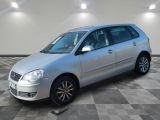 la voiture argentée est garée sur un sol en damier dans le garage
