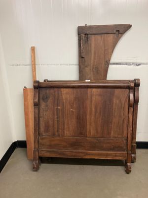 un lit avec une tête et un pied de lit en bois dans une chambre