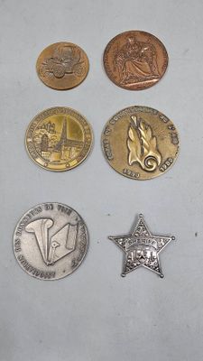 plusieurs types de pièces de monnaie sont présentés sur une surface blanche