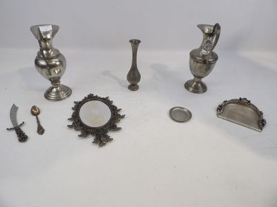beaucoup d'objets en argent posés sur une table