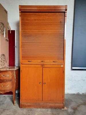 une armoire en bois et une commode dans une pièce