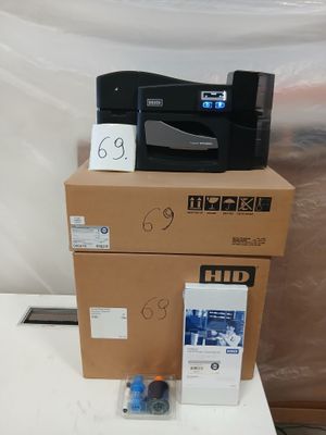 deux cartons posés sur une table, avec une imprimante dessus