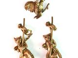 trois figurines d'animaux en laiton posées sur un fond blanc