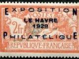 un timbre orange et noir sur lequel figure l'image d'un cheval