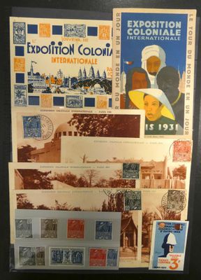 une photo montrant une collection de timbres et de cartes postales exposée