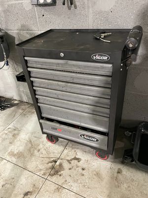une image d'une armoire à outils dans un garage