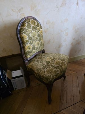 une image représentant une chaise dans un coin d'une pièce
