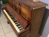 un piano qui se trouve dans le coin d'une pièce