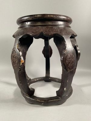 Tabouret en bois laqué à l'imitation du "Laque cuir" à décor…