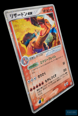 gros plan d'une carte pokemon sur fond noir