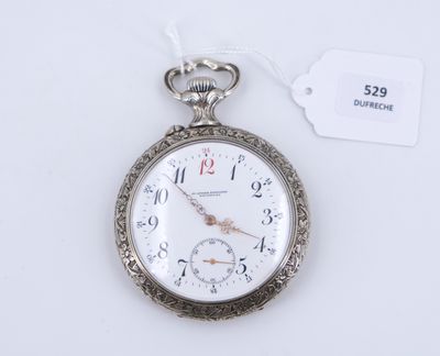 une montre de poche en argent sur fond blanc, avec une étiquette de prix