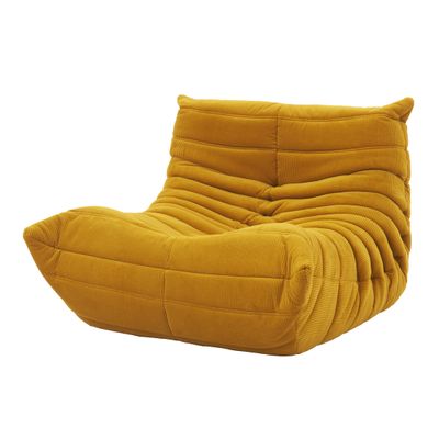 Le grand fauteuil jaune est posé sur une surface blanche