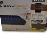 Coffret contenant un matelas gonflable Intex Dura-Beam Standard