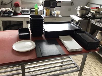 Lot de 15 grands plateaux, 21 petits plateaux, 10 récipients, 4 assiet - Photo 1