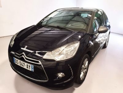 La Citroën noire est garée dans une pièce blanche
