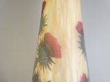 un vase orné d'un motif floral, posé sur une table