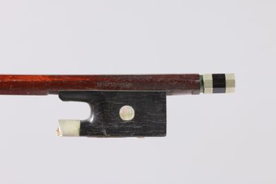 gros plan d'un archet de violon sur fond blanc