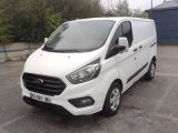la camionnette blanche est garée dans un parking près d'un bâtiment